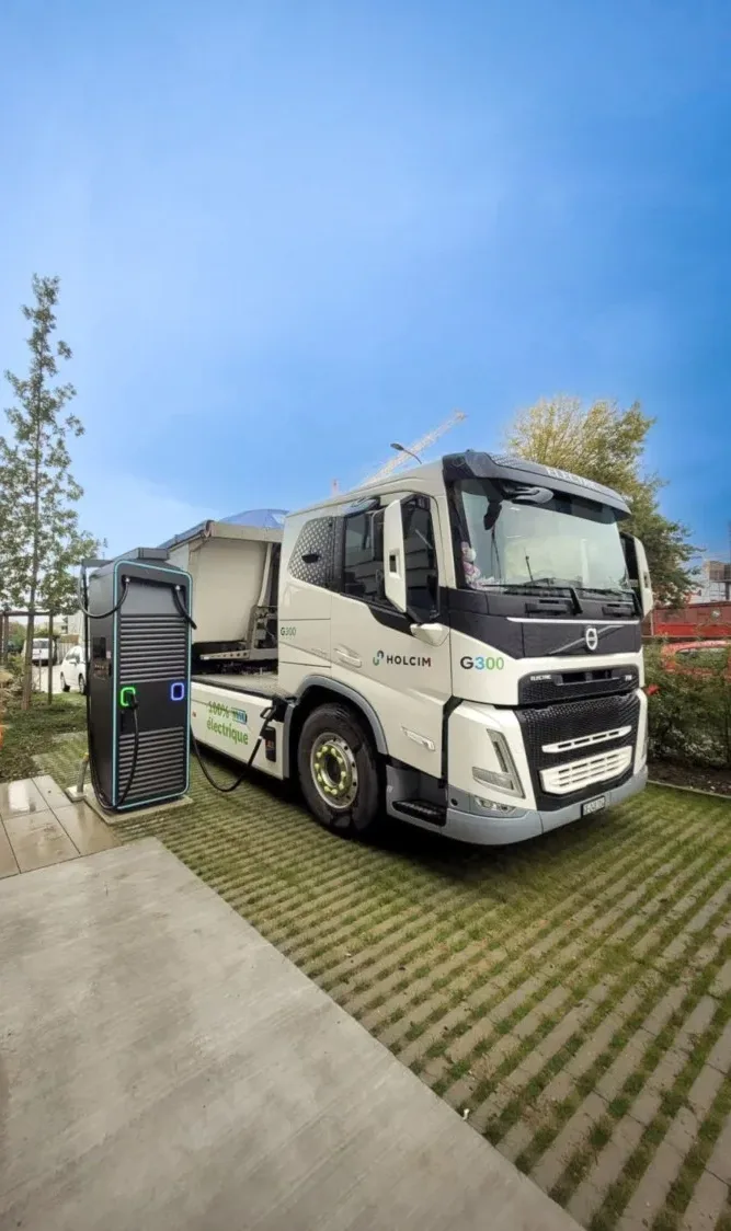 Elektro-Lastwagen beim Laden an der 300-kW-Station Satimau