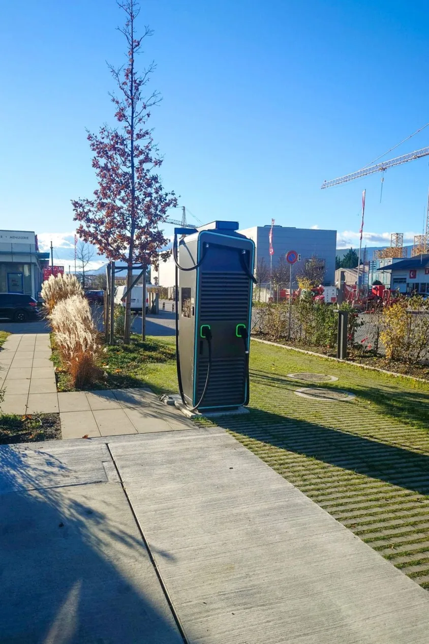 300-kW-Schnellladestation beim Parking Satimau